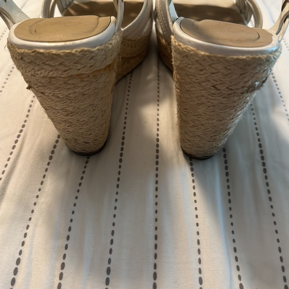 Cute YNot white wedge heels size 8.5! - Picture 3 of 9